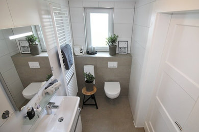 他の地域にある小さなラスティックスタイルのおしゃれなバスルーム (浴槽なし) (ドロップイン型浴槽、壁掛け式トイレ) の写真
