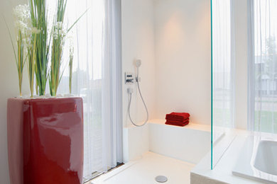 Mittelgroßes Modernes Badezimmer En Suite mit Badewanne in Nische, offener Dusche, weißer Wandfarbe, braunem Holzboden und offener Dusche in Stuttgart