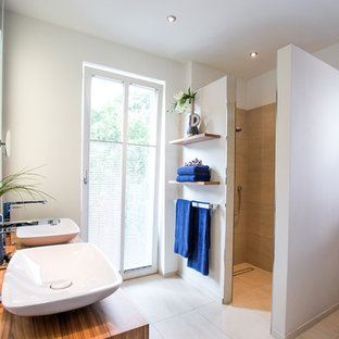 Mittelgroßes Modernes Duschbad mit hellbraunen Holzschränken, offener Dusche, beigefarbenen Fliesen, Zementfliesen, weißer Wandfarbe, Zementfliesen, Aufsatzwaschbecken, Waschtisch aus Holz, beigem Boden, offener Dusche, brauner Waschtischplatte, flächenbündigen Schrankfronten, WC-Raum, Doppelwaschbecken und schwebendem Waschtisch in Sonstige