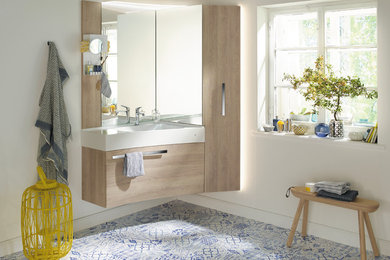 Idée de décoration pour une salle de bain tradition en bois brun de taille moyenne avec un placard à porte plane, une grande vasque et un plan de toilette en surface solide.