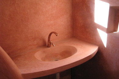 Mediterranes Badezimmer mit Terrakottaboden, integriertem Waschbecken und roter Wandfarbe in Frankfurt am Main