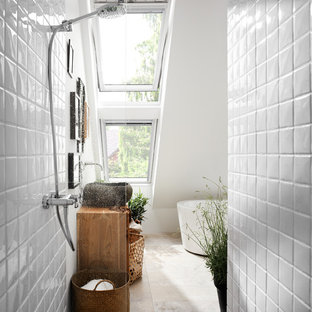 Kleines Modernes Duschbad mit freistehender Badewanne, offener Dusche, weißen Fliesen, Keramikfliesen, weißer Wandfarbe, Aufsatzwaschbecken, Waschtisch aus Holz, beigem Boden, offener Dusche und brauner Waschtischplatte in Düsseldorf