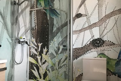 Kleines Modernes Duschbad mit bodengleicher Dusche, dunklem Holzboden, Falttür-Duschabtrennung und weißer Waschtischplatte in Sonstige