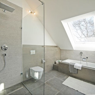 Mittelgroßes Modernes Duschbad mit Einbaubadewanne, bodengleicher Dusche, Wandtoilette mit Spülkasten, beigefarbenen Fliesen, Zementfliesen, weißer Wandfarbe, Zementfliesen, beigem Boden und offener Dusche in München