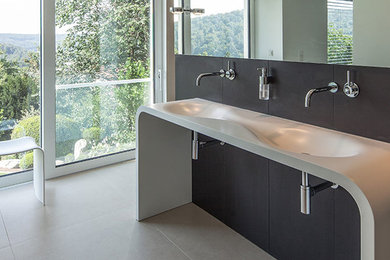 Geräumiges Modernes Badezimmer mit Waschtischkonsole, schwarzer Wandfarbe und Mineralwerkstoff-Waschtisch in Stuttgart