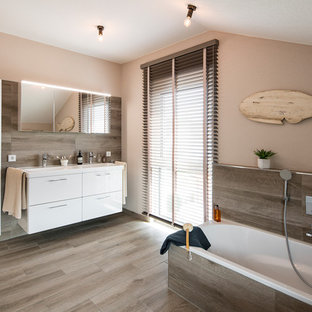 Mittelgroßes Modernes Duschbad mit weißen Schränken, Einbaubadewanne, bodengleicher Dusche, braunen Fliesen, braunem Boden, offener Dusche, weißer Waschtischplatte, flächenbündigen Schrankfronten, brauner Wandfarbe und Einbauwaschbecken in Sonstige