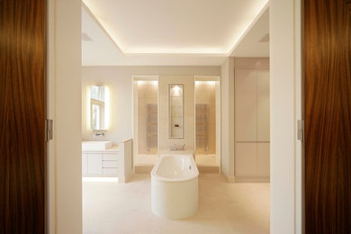 Großes Modernes Badezimmer En Suite mit flächenbündigen Schrankfronten, weißen Schränken, Einbaubadewanne, beigen Fliesen, beiger Wandfarbe und Aufsatzwaschbecken in Hamburg