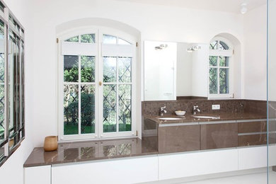 This is an example of a contemporary bathroom in Cologne with white walls.