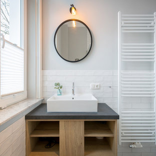 Kleines Modernes Badezimmer mit weißen Fliesen, grauer Wandfarbe, Aufsatzwaschbecken, offenen Schränken, Metrofliesen, hellen Holzschränken und grauer Waschtischplatte in Berlin