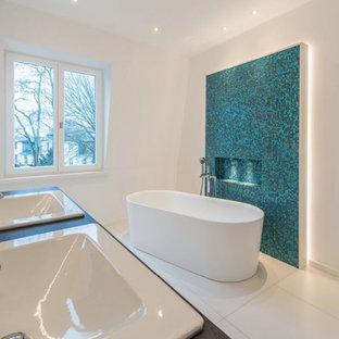 Mittelgroßes Modernes Badezimmer En Suite mit freistehender Badewanne, blauen Fliesen, Mosaikfliesen, weißer Wandfarbe, Keramikboden, Einbauwaschbecken und weißem Boden in Hamburg