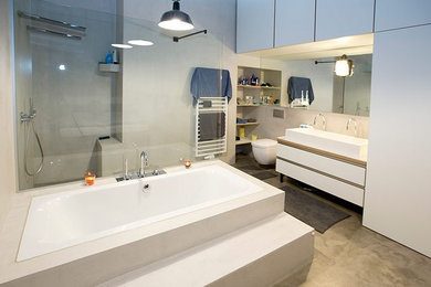 Modernes Badezimmer mit Betonboden in Frankfurt am Main