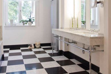Großes Modernes Badezimmer mit Marmor-Waschbecken/Waschtisch, schwarz-weißen Fliesen, Steinfliesen, weißer Wandfarbe, Marmorboden und Unterbauwaschbecken in Düsseldorf