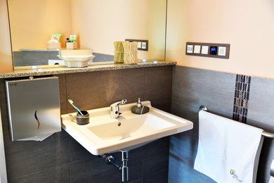 Kleines Modernes Badezimmer mit Steinplatten, beiger Wandfarbe und grauen Fliesen in Frankfurt am Main