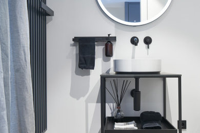 Kleines Modernes Duschbad mit offenen Schränken, schwarzen Schränken, weißer Wandfarbe, dunklem Holzboden, Aufsatzwaschbecken, braunem Boden und schwarzer Waschtischplatte in Düsseldorf