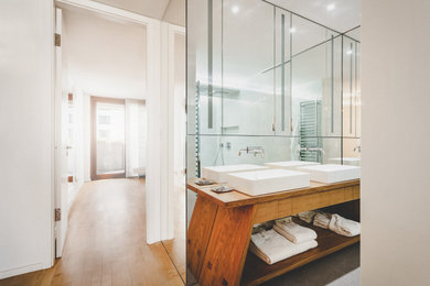 Modernes Badezimmer mit Waschtisch aus Holz und eingebautem Waschtisch in Berlin