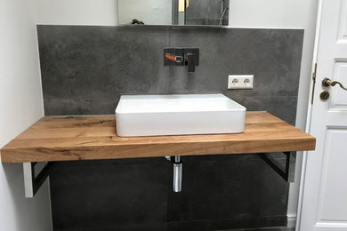 Mittelgroßes Rustikales Duschbad mit Waschtisch aus Holz in Hamburg