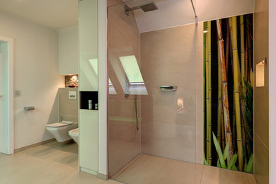 Modernes Badezimmer mit flächenbündigen Schrankfronten, bodengleicher Dusche, Bidet und beigen Fliesen in Leipzig