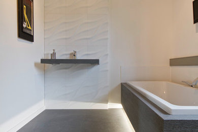 Foto de cuarto de baño actual de tamaño medio con baldosas y/o azulejos blancos, paredes blancas, lavabo encastrado y bañera encastrada
