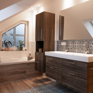Mittelgroßes Modernes Badezimmer En Suite mit flächenbündigen Schrankfronten, hellbraunen Holzschränken, Einbaubadewanne, blauen Fliesen, grauen Fliesen, weißen Fliesen, weißer Wandfarbe, integriertem Waschbecken, weißer Waschtischplatte, Doppelwaschbecken und schwebendem Waschtisch in Frankfurt am Main