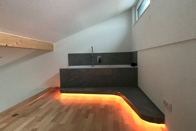Mittelgroßes Modernes Badezimmer En Suite mit Einbaubadewanne, weißer Wandfarbe, hellem Holzboden und braunem Boden in Sonstige