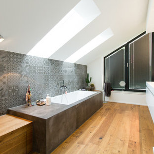 75+ Badezimmer mit braunem Holzboden und integriertem Waschbecken Ideen