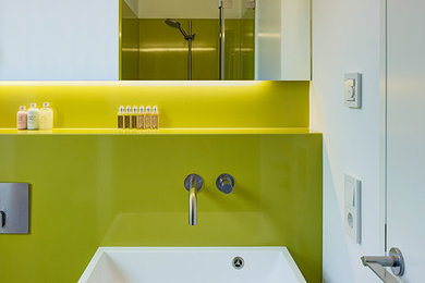 Modernes Badezimmer mit grüner Wandfarbe und Wandwaschbecken in Frankfurt am Main