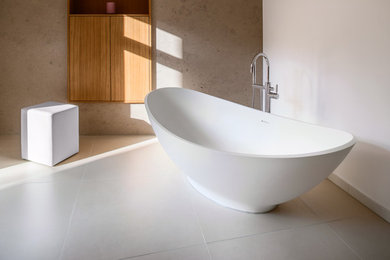 Modernes Badezimmer mit freistehender Badewanne, weißer Wandfarbe, Keramikboden und beigem Boden in Frankfurt am Main