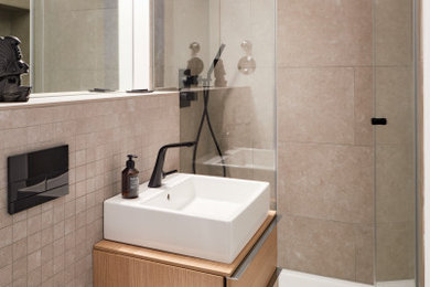 デュッセルドルフにある小さなコンテンポラリースタイルのおしゃれな浴室 (ベージュのキャビネット、洗い場付きシャワー、分離型トイレ、開き戸のシャワー、白い洗面カウンター、洗面台1つ、フローティング洗面台) の写真