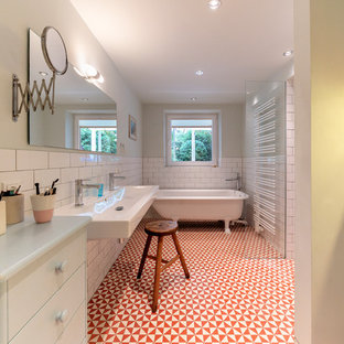 Großes Landhaus Badezimmer En Suite mit flächenbündigen Schrankfronten, grünen Schränken, Löwenfuß-Badewanne, weißen Fliesen, Metrofliesen, Keramikboden, Wandwaschbecken und buntem Boden in Hamburg