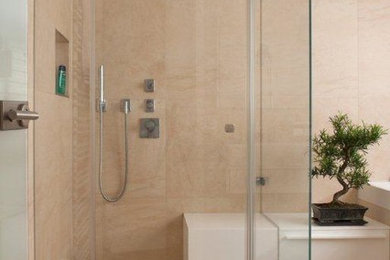 Kleines Modernes Badezimmer mit weißen Schränken, Einbaubadewanne, bodengleicher Dusche, beigen Fliesen, beiger Wandfarbe, Porzellan-Bodenfliesen und Mineralwerkstoff-Waschtisch in Leipzig