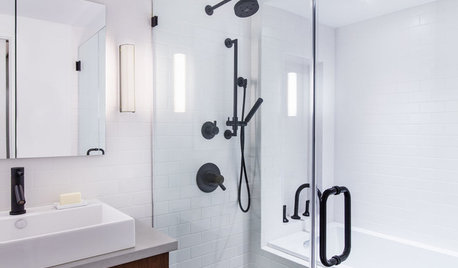 Öka spänningen i ditt ljusa badrum med svarta detaljer
