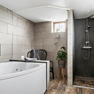 Idéer för att renovera ett vintage en-suite badrum, med en jacuzzi, en kantlös dusch, grå kakel, mellanmörkt trägolv, brunt golv och med dusch som är öppen