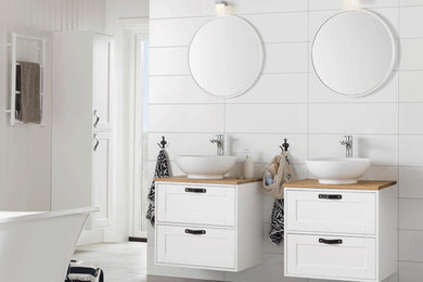 Inredning av ett klassiskt mellanstort badrum med dusch, med möbel-liknande, vita skåp, ett badkar med tassar, vit kakel, keramikplattor, vita väggar, klinkergolv i keramik, ett fristående handfat och träbänkskiva