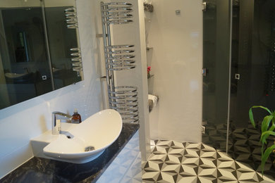ヨーテボリにあるモダンスタイルのおしゃれな浴室の写真