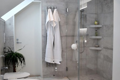 Imagen de cuarto de baño minimalista grande con puertas de armario blancas, bañera exenta, ducha esquinera, sanitario de pared, baldosas y/o azulejos beige, baldosas y/o azulejos de cemento, paredes beige y suelo de azulejos de cemento