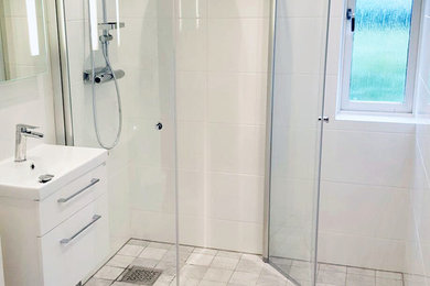 Inspiration för mellanstora klassiska badrum med dusch, med en hörndusch, en vägghängd toalettstol, grå kakel, keramikplattor, vita väggar och marmorgolv