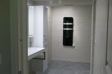 Exempel på ett nordiskt badrum