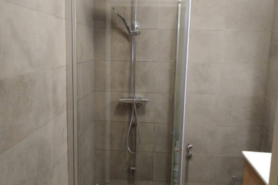 Idéer för att renovera ett mellanstort funkis badrum med dusch, med skåp i shakerstil och skåp i ljust trä