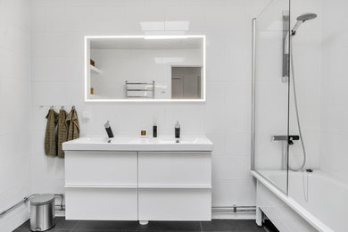 ストックホルムにあるモダンスタイルのおしゃれな浴室の写真