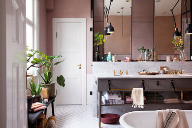 Foto på ett stort funkis en-suite badrum, med möbel-liknande, grå skåp, vit kakel, rosa väggar, klinkergolv i keramik, marmorbänkskiva och ett undermonterad handfat
