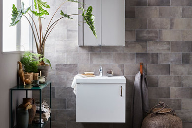 Imagen de cuarto de baño actual con armarios con paneles lisos, baldosas y/o azulejos beige y paredes beige