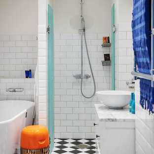 Inspiration för mellanstora moderna grått en-suite badrum, med en kantlös dusch, vit kakel, ett fristående handfat, marmorbänkskiva, flerfärgat golv, dusch med gångjärnsdörr, vita skåp, ett fristående badkar, tunnelbanekakel och beige väggar