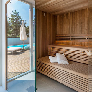Inspiration för mycket stora moderna bastur, med bruna väggar och grått golv