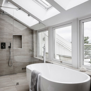 Inspiration för ett stort minimalistiskt badrum med dusch, med beige kakel, brun kakel, grå väggar, ett fristående badkar, en kantlös dusch, brunt golv och dusch med gångjärnsdörr