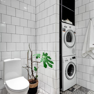 Inspiration för ett mellanstort nordiskt badrum, med en toalettstol med separat cisternkåpa, vita väggar, öppna hyllor, keramikplattor och klinkergolv i porslin