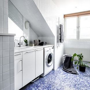 Idéer för mellanstora minimalistiska vitt badrum, med släta luckor, vita skåp, vit kakel, mosaikgolv och blått golv