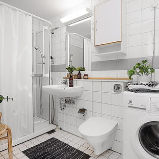 Exempel på ett minimalistiskt badrum med dusch, med en vägghängd toalettstol, grå kakel, vit kakel, flerfärgade väggar, ett väggmonterat handfat, vitt golv och dusch med duschdraperi