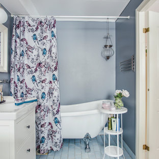 Shabby-Chic Badezimmer mit flächenbündigen Schrankfronten, weißen Schränken, freistehender Badewanne, blauer Wandfarbe, Einbauwaschbecken, blauem Boden und Duschvorhang-Duschabtrennung in Stockholm