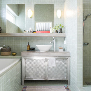 Foto på ett industriellt grå en-suite badrum, med möbel-liknande, grå skåp, grön kakel, ett fristående handfat, grönt golv, med dusch som är öppen, en dusch i en alkov, bänkskiva i betong och ett platsbyggt badkar