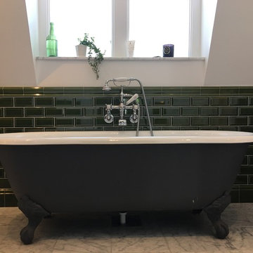 Klassiskt badrum med fristånde badkar